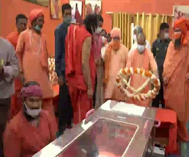CM योगी आदित्यनाथ ने दी महंत नरेन्द्र गिरि को दी श्रद्धांजलि, बोले-सामने लाया जाएगा संदिग्ध मौत का सच