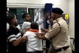 धर्मांतरण को लेकर दक्षिणपंथी कार्यकर्ताओं ने पादरी और दो अन्य के साथ थाने में की मारपीट