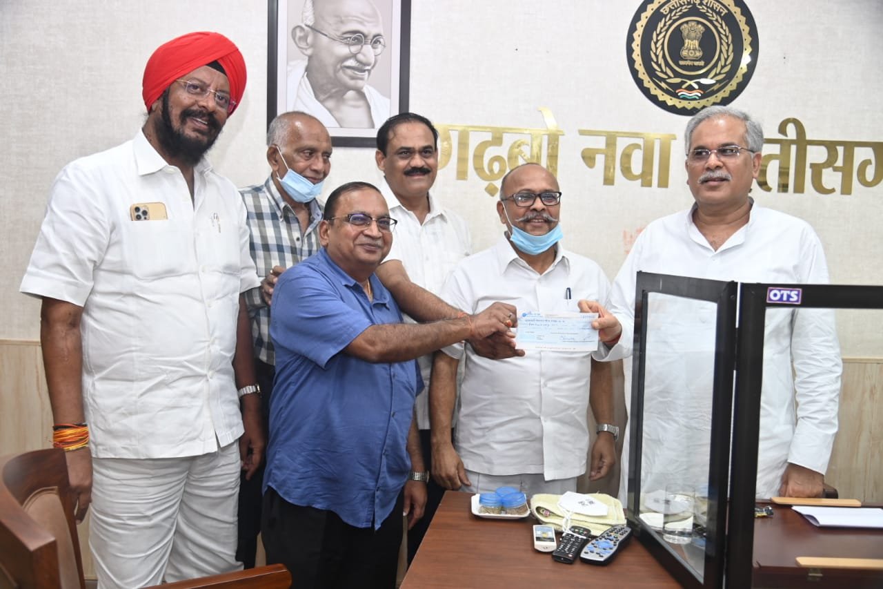 मुख्यमंत्री सहायता कोष में छत्तीसगढ़ पट्टेदार महासंघ ने दिए 4 लाख रूपए