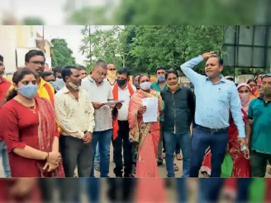 22 को नोटिस देकर हटाया, सिर्फ 13 को ही मिली दुकानें, 7 लाख में ग्राहक ढूंढ रहे दलाल