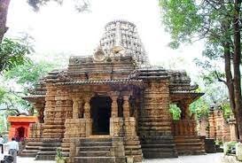 भोरमदेव मंदिर की दीवारों से रिस रहा बारिश का पानी, एक ओर से धंस गई जमीन