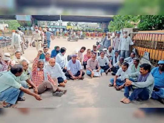 किसान सड़क पर उतरे तब जागे अफसर, खाद गोदामों में दी दबिश