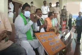तुष्टिकरण की राजनीति पर भाजपा ने खोला मोर्चा, विधानसभा में ढोल-मृदंग बजाकर किया विरोध-प्रदर्शन