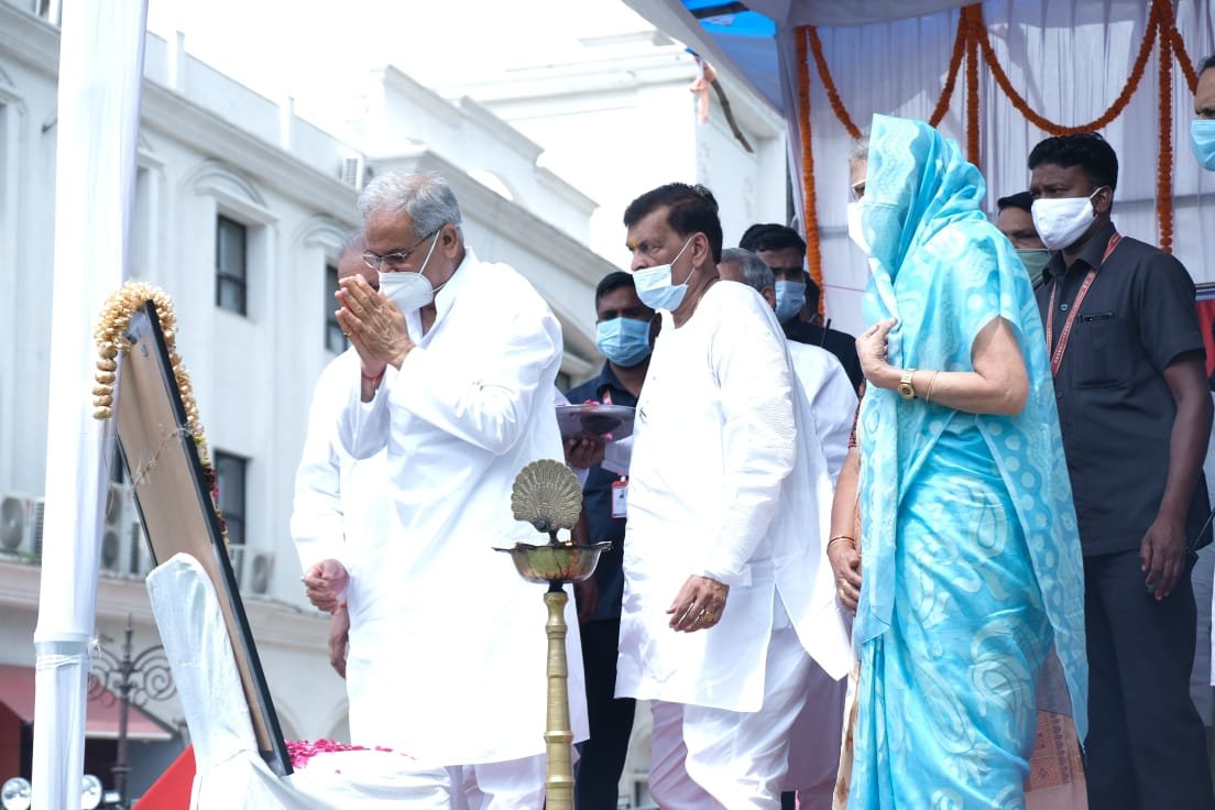मुख्यमंत्री श्री भूपेश बघेल ने आज यहां नेताजी सुभाष चंद स्टेडियम में आयोजित कार्यक्रम में रायपुर शहर में ओसीएम चौक से कोतवाली चौक तक सड़क का नामकरण …