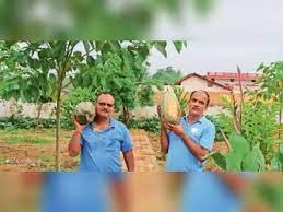 ९