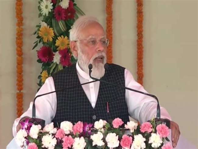 वाराणसी पहुंचे प्रधानमंत्री नरेन्‍द्र मोदी, 5189 करोड़ की 28 परियोजनाओं की दी सौगात