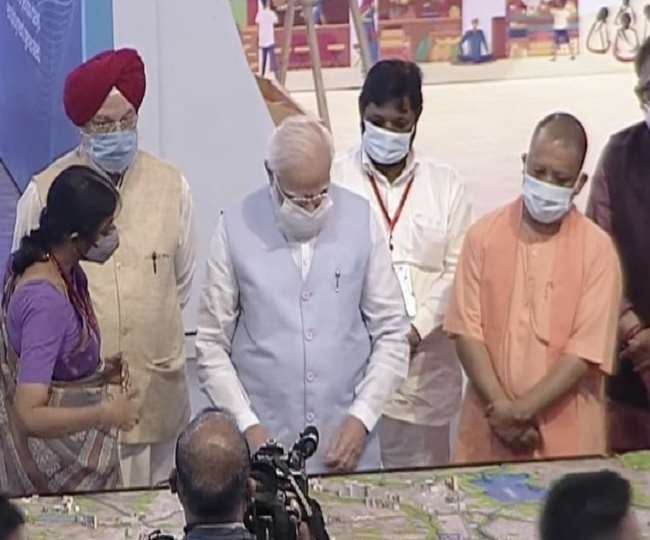 प्रधानमंत्री नरेन्द्र मोदी पहुंचे लखनऊ, कर रहे अर्बन कानक्लेव की प्रदर्शनी का अवलोकन