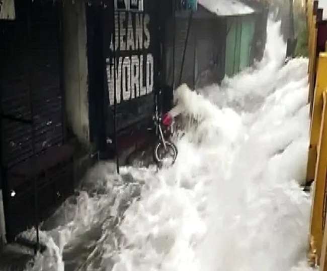 देशभर के कई राज्‍यों में भारी बारिश और भूस्खलन से तबाही, अब तक 76 की मौत