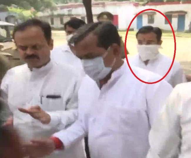 आशीष मिश्रा स्कूटी से पहुंचे पुलिस लाइन, क्राइम ब्रांच की टीम ने शुरू कर दी पूछताछ