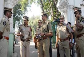 धार्मिक झंडे हटाने को लेकर दो समूहों के बीच झड़प, निषेधाज्ञा लागू की गई