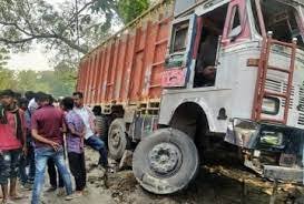चाय की दुकान में घुसा बेकाबू ट्रक, छह लोगों की मौत, आक्रोशित ग्रामीणों ने चालक को पीटा