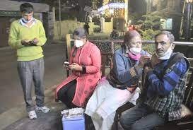 रोज 13 घंटे सड़क किनारे राहगीरों को वैक्सीन लगा रहीं डॉ. मोनीषा