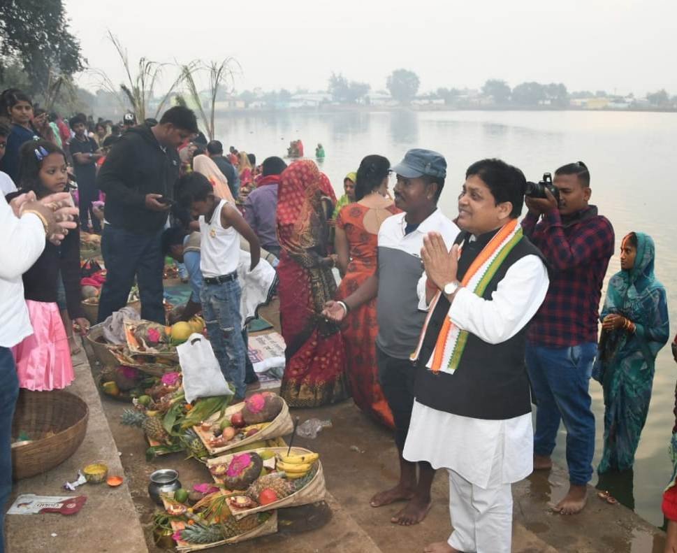 रायपुर : नगरीय प्रशासन मंत्री मंदिर हसौद में आस्था एवं भक्ति के महापर्व छठ पूजा में हुए शामिल