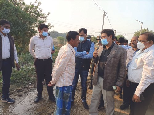 टीम के साथ लोगों के घर पहुंचे कलेक्टर, कहा-डरव झन हमर ऊपर भरोसा करव अउ कोविड टीका लगवावव