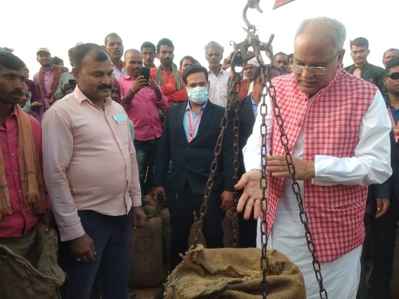 16_12_2021-cm_bhupesh_in_paddy_purches_centre