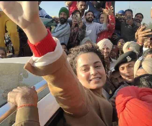 पंजाब में किसानों ने कंगना रनोट के काफिले को घेरा, माफी मांगने के बाद हाथ हिलाकर हुई रवाना