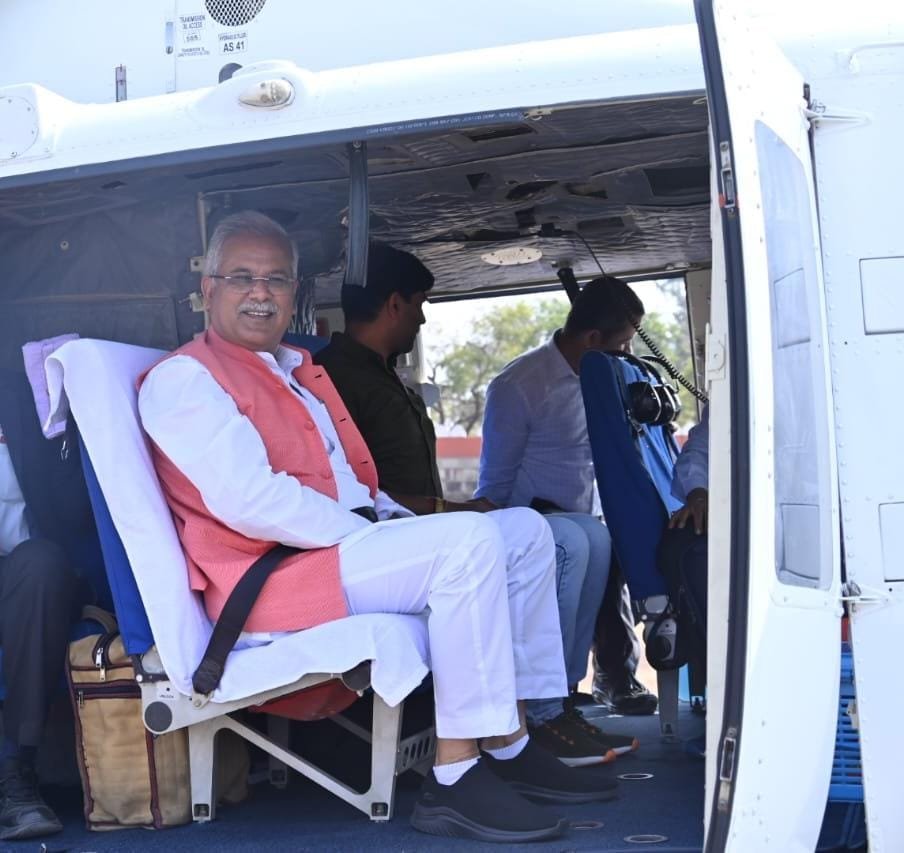 रायपुर: मुख्यमंत्री भूपेश बघेल रायपुर हेलीपैड से रायपुर जिले की धरसींवा विधानसभा के तिल्दा विकासखण्ड ग्राम माठ के लिए रवाना