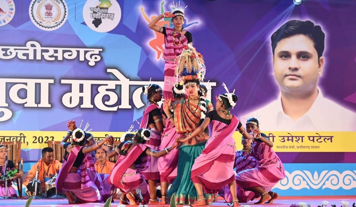 रायपुर: लोक नर्तक दलों ने दी सुआ नृत्य की शानदार प्रस्तुति : प्रतियोगिता में खैरागढ़-छुईखदान-गंडई और धमतरी जिला रहे विजेता