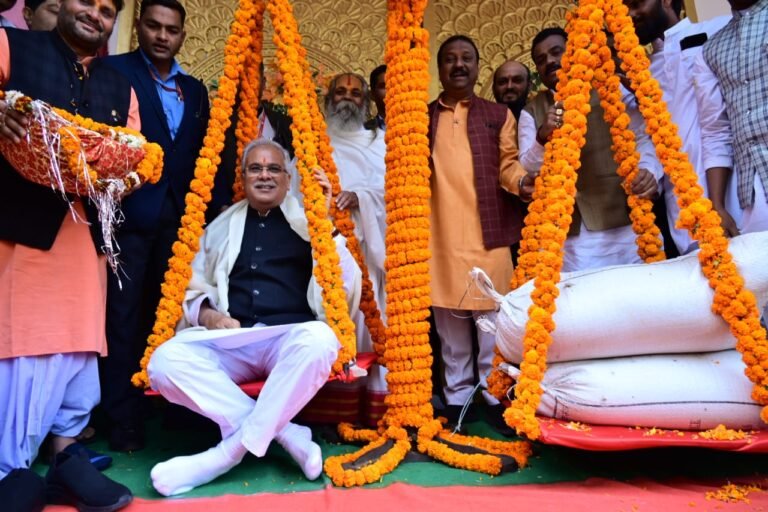 रायपुर: मुख्यमंत्री भूपेश बघेल दूधाधारी मठ पहुंचे : सभी को छेरछेरा पुन्नी के गाड़ा गाड़ा बधाई : मुख्यमंत्री