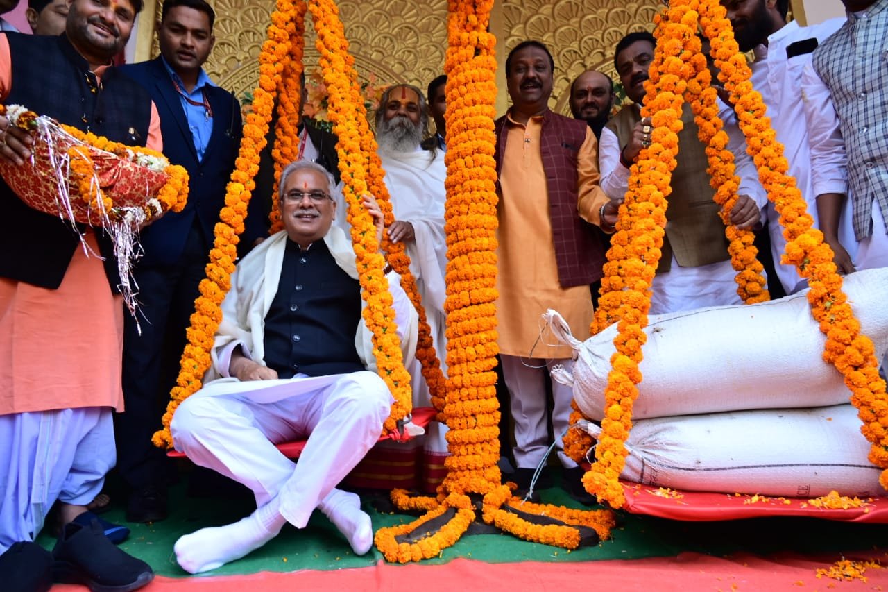 रायपुर: मुख्यमंत्री भूपेश बघेल दूधाधारी मठ पहुंचे : सभी को छेरछेरा पुन्नी के गाड़ा गाड़ा बधाई : मुख्यमंत्री