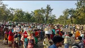  ग्राम सभा की बिना अनुमति के पुल निर्माण, विरोध में उतरे हजारों आदिवासी, धरना-प्रदर्शन शुरू