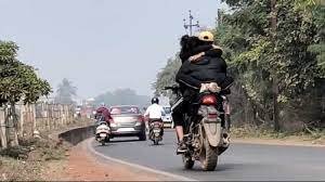 सड़क पर रोमांस पड़ा महंगा: प्रेमी को जलाने के लिए राजनांदगांव से चोरी की गई थी बाइक  ऐसी हरकत, दो युवतियों सहित चार लोगों को पुलिस ने किया गिरफ्तार