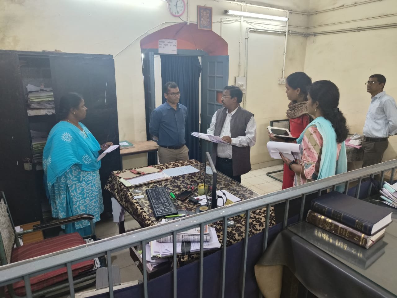 दुर्ग : संभागायुक्त दुर्ग संभाग कावरे ने जिला पंचायत एवं तहसील कार्यालय दुर्ग में दी दबिश, अनुपस्थितों पर गिरी गाज, तहसील कार्यालय में राजस्व प्रकरणों के निराकरण में तेजी लाने हेतु दिए स्पष्ट निर्देश