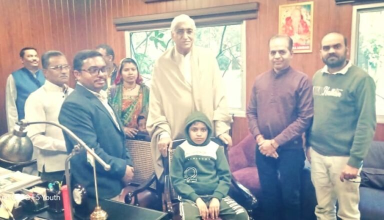 रायपुर: स्वास्थ्य मंत्री टी.एस. सिंहदेव से मस्कुलर डिस्ट्रॉफी से पीड़ित लोगों और उनके परिजनों ने की मुलाकात