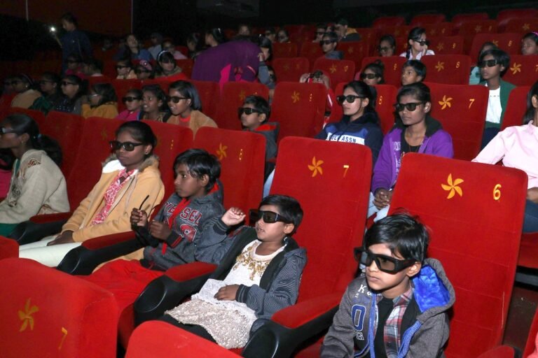 रायगढ़ : कलेक्टर  रानू साहू की पहल पर बच्चों ने देखी अवतार-द वे ऑफ वाटर मूवी