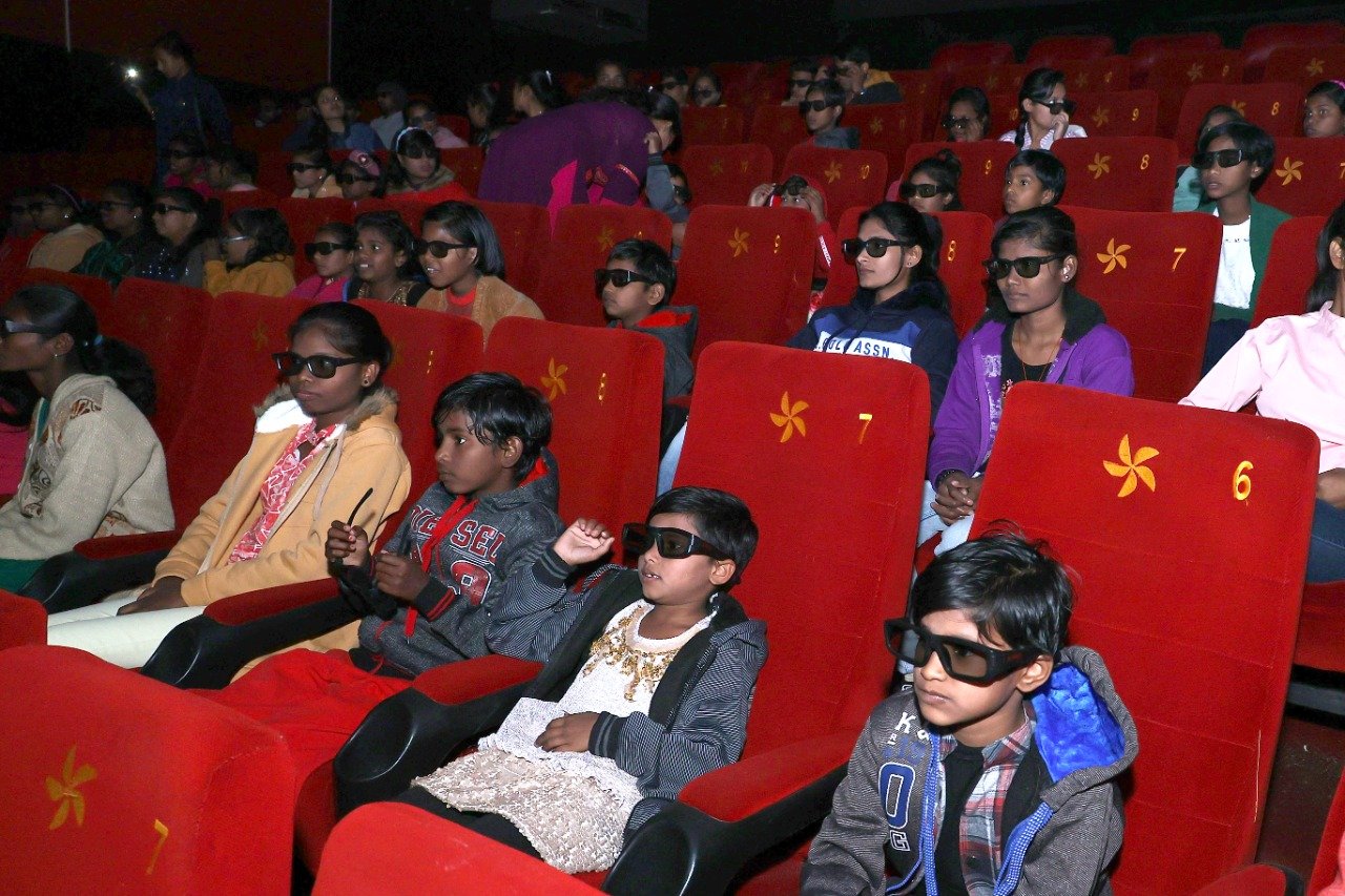 रायगढ़ : कलेक्टर  रानू साहू की पहल पर बच्चों ने देखी अवतार-द वे ऑफ वाटर मूवी
