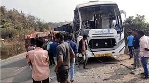 ओवरटेक करते समय हादसा:ट्रक और बस की सीधी टक्कर में 7 लोग घायल, सभी का इलाज अस्पताल में जारी