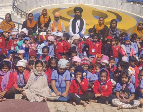 राजनांदगांव : विद्यार्थियों ने किया गुरुद्वारे में शैक्षणिक भ्रमण किया