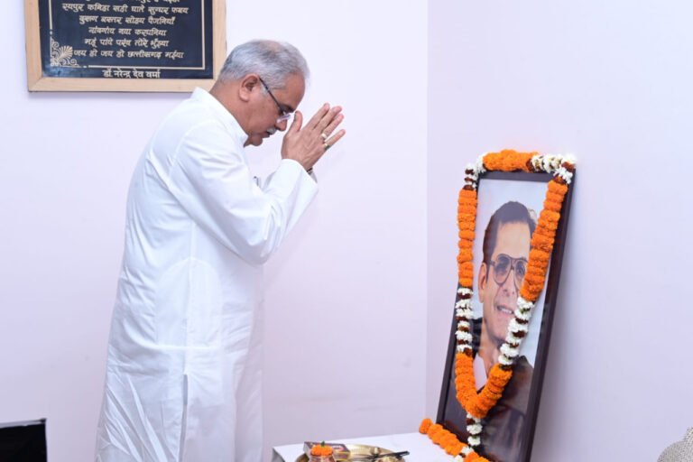 रायपुर: मुख्यमंत्री ने पंडित श्यामाचरण शुक्ल की जयंती पर उन्हें किया नमन