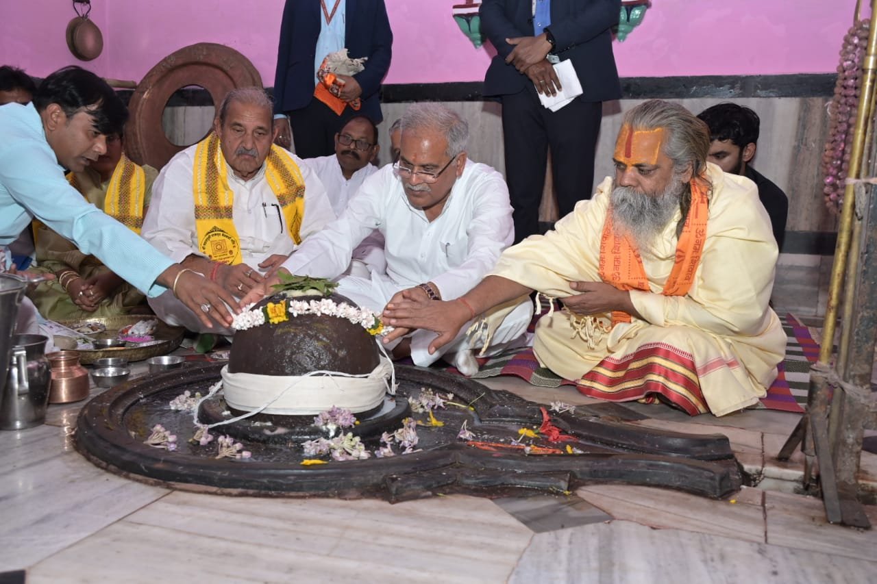 रायपुर : अभनपुर विधानसभा में भेंट मुलाकात कार्यक्रम के पहले मुख्यमंत्री भूपेश बघेल ने आज चंपारण स्थित जगतगुरु श्रीमद वल्लभाचार्य जी और श्री चम्पेश्वर महादेवजी का दर्शन कर प्रदेशवासियों के लिए सुख,शांति तथा समृद्धि का आशीर्वाद मांगा
