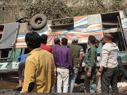 इंदौर से खंडवा जा रही बस भेरू घाट के पास पलटी, 2 की मौत, 35 यात्री घायल