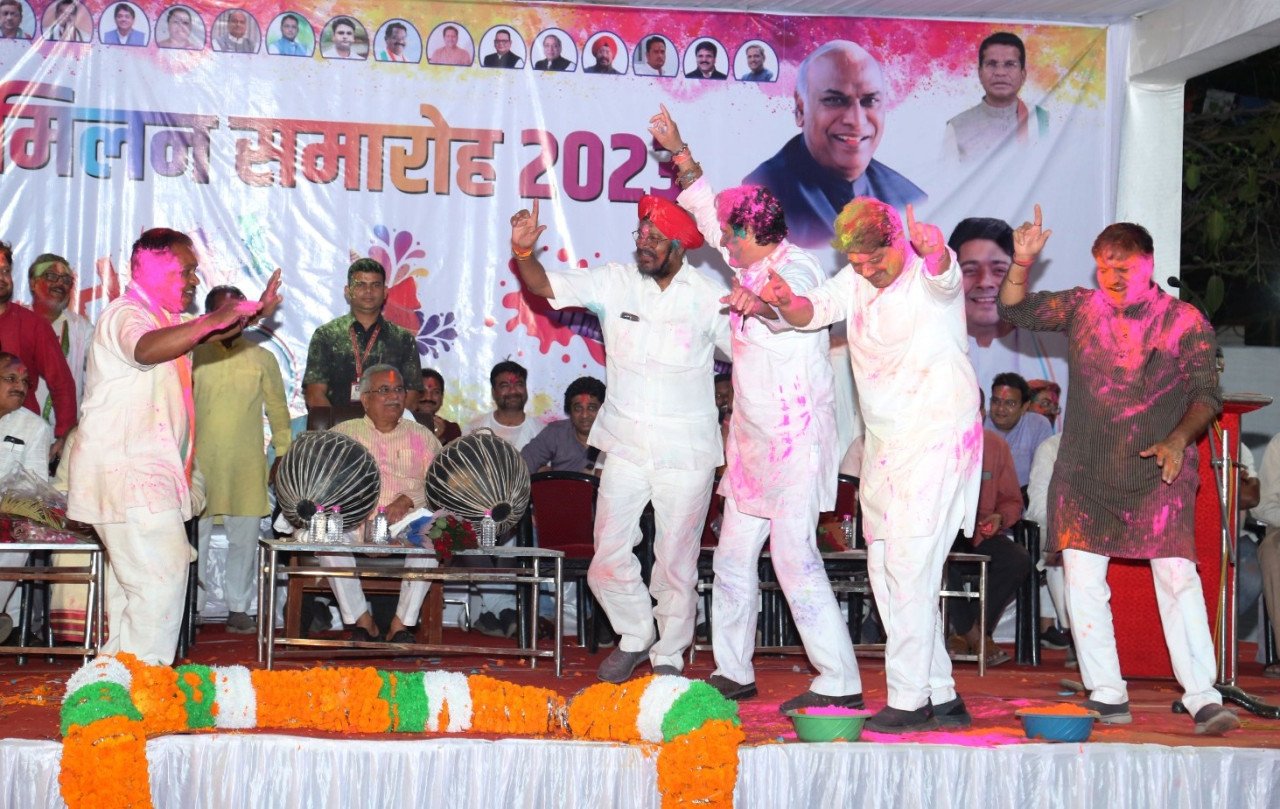 होली के रंग में डूबे CM भूपेश बघेल, फाग गीत गाकर बांधा समा, जमकर थिरके विधायक, महापौर और सभापति
