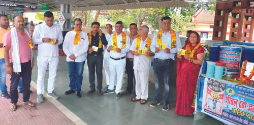 राजनांदगांव : रेल यात्रियों को जनरल बोगी तक निःशुल्क ठंडा जल वितरण सेवा प्रारंभ में स्वयं सेवक श्रमदान कर दे रहे सेवाएं