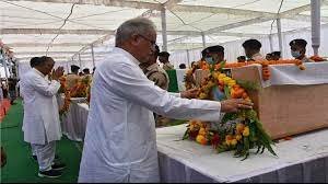 जवानों की शहादत को सलाम, CM भूपेश ने दी श्रद्धांजलि, पार्थिव देह को कंधा देकर दी अंतिम विदाई