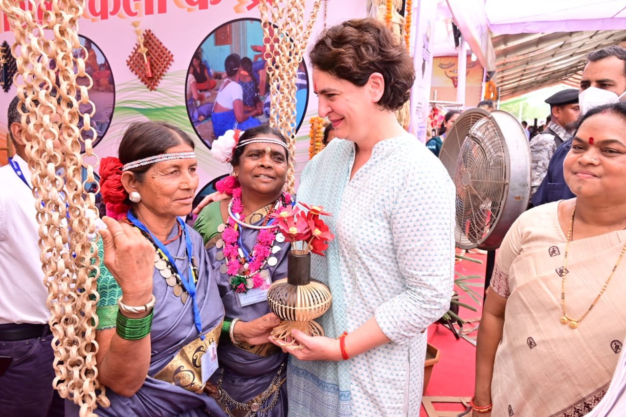 रायपुर : भरोसे का सम्मेलन : विशिष्ट अतिथि  प्रियंका गांधी ने राज्य सरकार की जन कल्याणकारी योजनाओं पर आधारित प्रदर्शनी का अवलोकन किया एवं योजनाओं की सराहना की