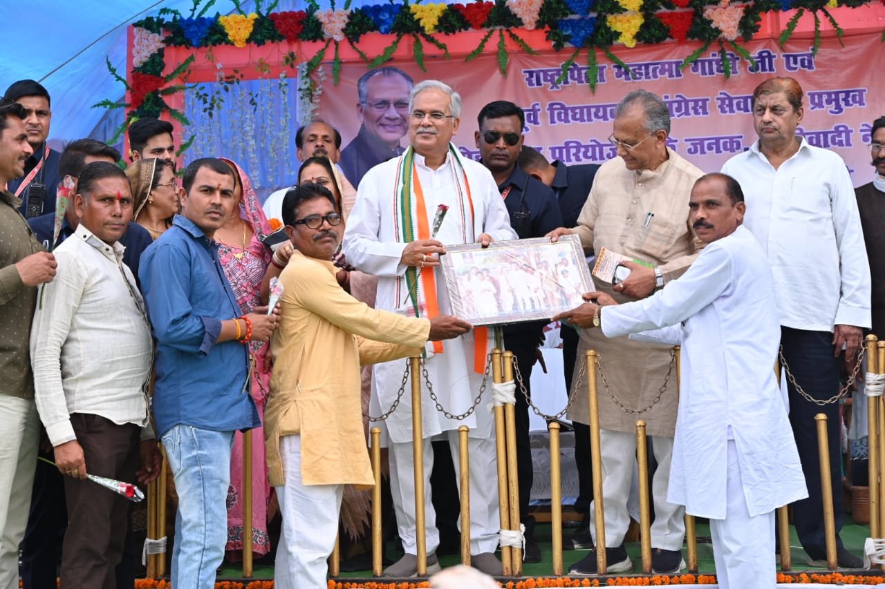 रायपुर : मुख्यमंत्री भूपेश बघेल ग्राम तिरगा में आयोजित कार्यक्रम में पहुंचे