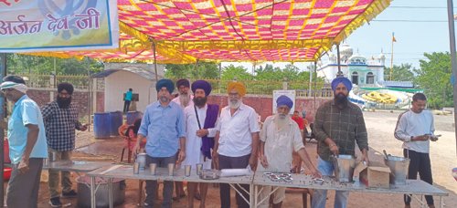 राजनांदगांव : तुमड़ीबोड़ गुरूद्वारा में राहगीरों को मीठा जल पिला कर सेवा की गई