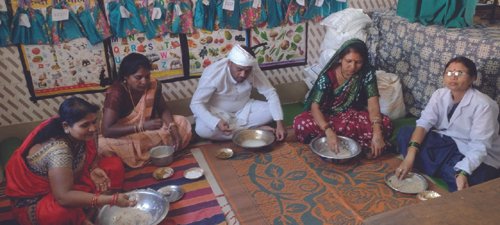 राजनांदगांव : स्टेशन पारा में बोरे बासी खाकर मनाया मजदूर दिवस