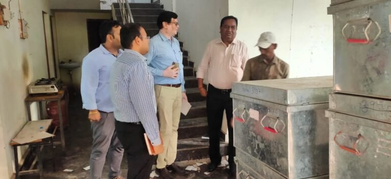 कलेक्टर ने नवीन जिलों को भेजे जा रहे ईव्हीएम कार्य का किया निरीक्षण