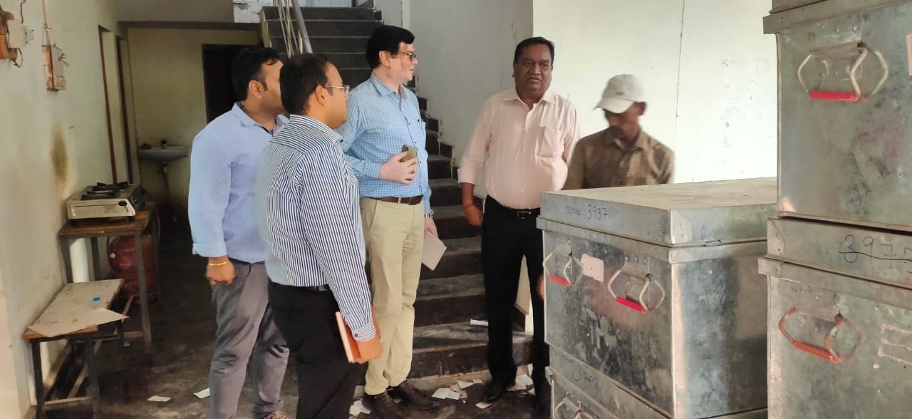 कलेक्टर ने नवीन जिलों को भेजे जा रहे ईव्हीएम कार्य का किया निरीक्षण