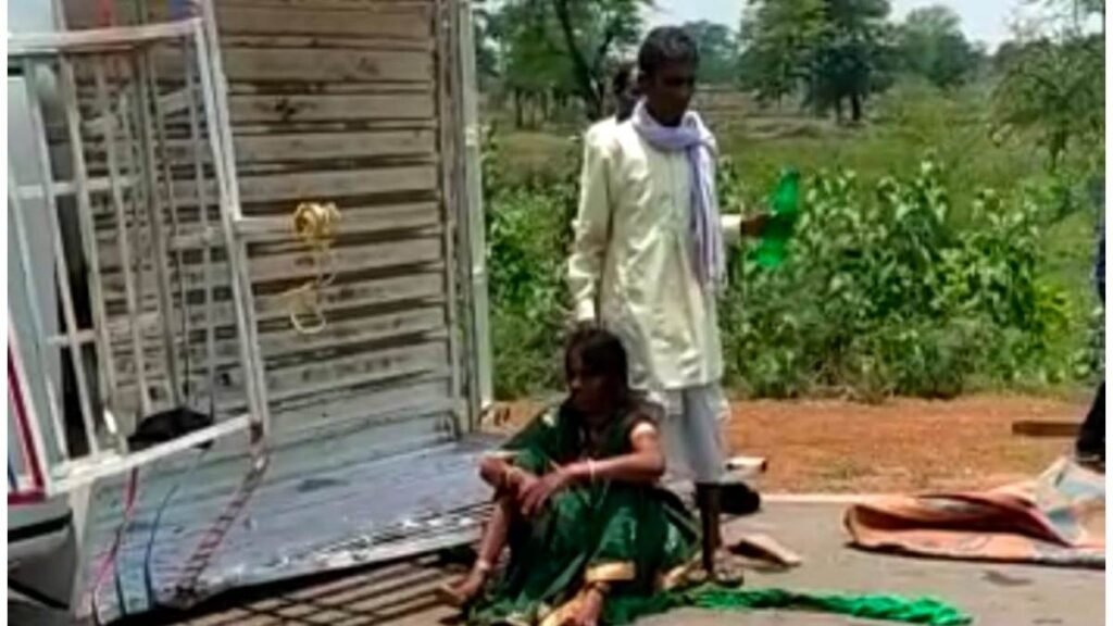  राजनांदगांव- मुख्यमंत्री के भेंट मुलाकात कार्यक्रम में जाते वक्‍त हुआ हादसा, पिकअप और कार में आमने-सामने टक्कर, 13 लोग घायल, तीन की हालत गंभीर