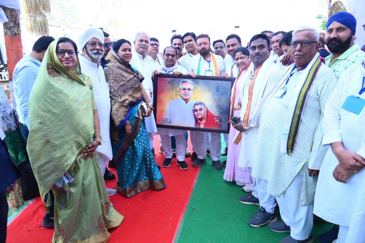 रायपुर : स्वामी आत्मानंद उत्कृष्ट अंग्रेजी माध्यम स्कूल, बठेना धमतरी की कक्षा 11 वीं की छात्रा फाल्गुनी साहू ने मुख्यमंत्री को उनका स्केच भेंट किया