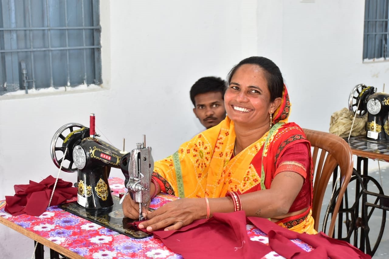 ग्राम मोखला के गौठान में समूह की महिलाएं कर रही बहुआयामी कार्य