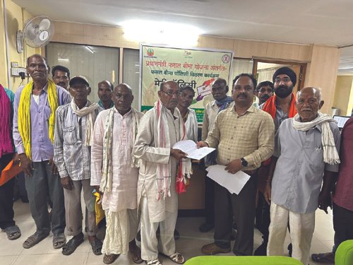 राजनांदगांव : बहोरनभेड़ी के किसानों को लेकर एग्रीकल्चर इंश्योरेंस कंपनी के रायपुर कार्यालय पहुंचे भाटिया
