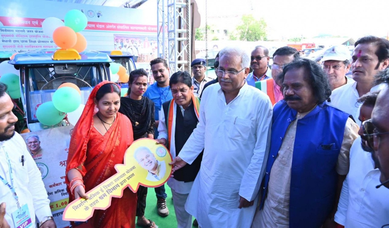 रायपुर :  मुख्यमंत्री ने दो महिला श्रमिकों को ई-रिक्शा वितरित किए