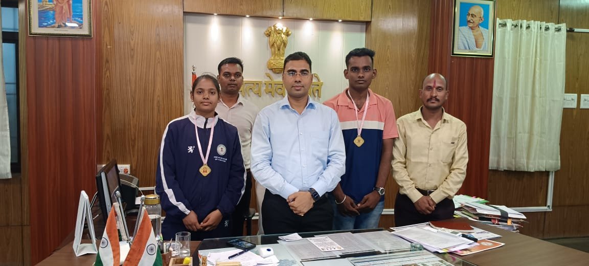 बालोद : कलेक्टर ने दी राज्य स्तरीय म्यूथाई प्रतियोगिता के स्वर्ण पदक विजेता कु. तनुजा साहू, राजीव और गोपाल यादव को बधाई एवं शुभकामनाएं